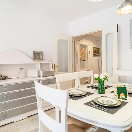 Stunning In With Kitchen Apartment *
